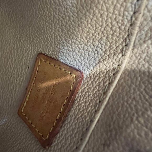 Authentic Louis Vuitton Monogram Canvas Compact Cosmetic Case - Picture 14 of 14